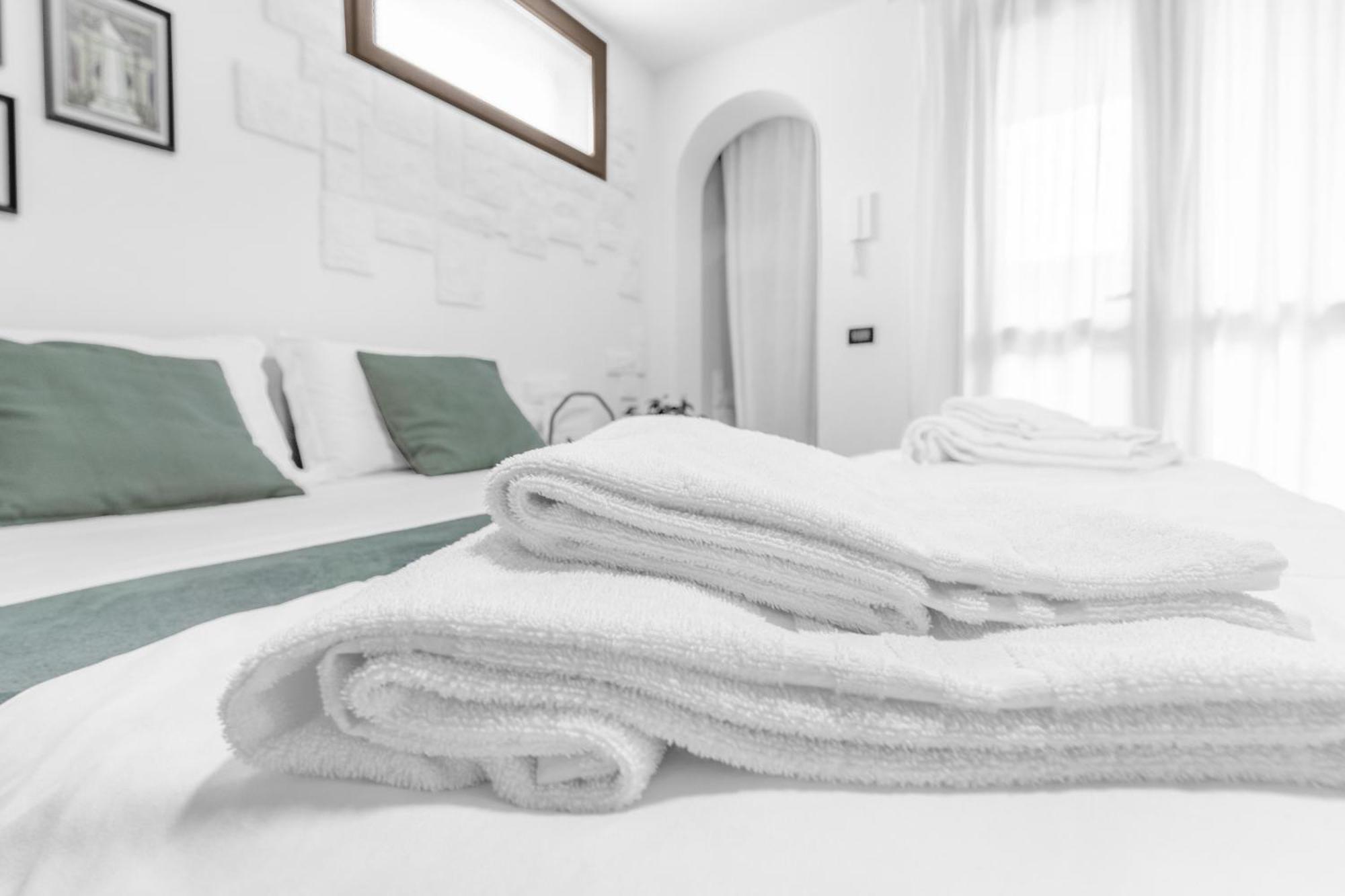 -Free Pool And Parking- Garda House Apartments กัสเตลนูโอโว เดล การ์ดา ภายนอก รูปภาพ
